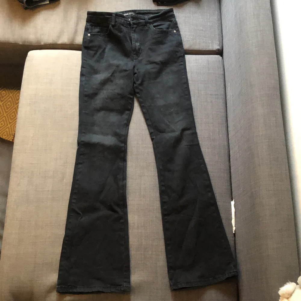Never worn, too small size. Black classic flare jeans, really cute 💚 . Jeans & Byxor.