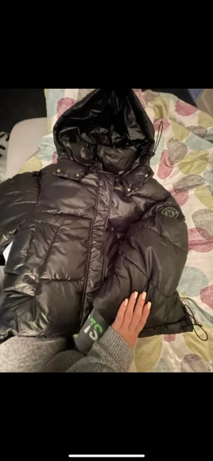 Svart jacka - Säljer min jacka simningen kommer till användning. Passar bra till vintern. 
