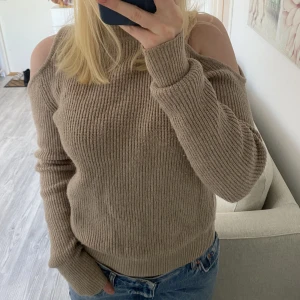 Stickad tröja  - Beige, stickad tröja med öppna axlar Från VILA Storlek XS (Frakt tillkommer)