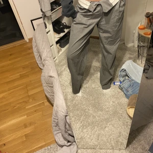 Kostymbyxor - Gråa kostymbyxor från zara! Oanvända! Köparen står för frakten!