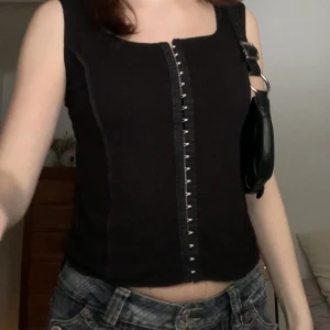 Svart linne - Linne med tjockare band och som stängs med små krokar framtill, från märket Excite! Passar mig som brukar ha stl XS/S ❤️‍🔥