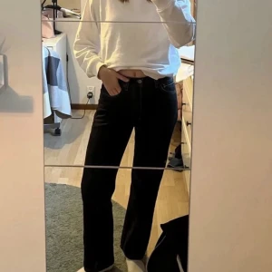 Levis 501 byxor  - Säljer dessa byxor eftersom de inte passar mig. Köpt dessa på Plick men de är i fint skick, problemet är bara att de var för små för mig i midjan. Bilderna är från den förra ägaren. 