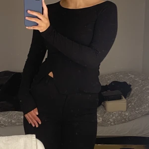 Svart topp - Svart topp med sne halsringning och sömmar säljes. Från weekday och knappt använd!