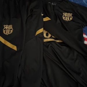 Nike  - Jag säljer en Nike Barca tröja och den passar bra på 15–16 åringar vi börjar med priset 500 så lägg bud