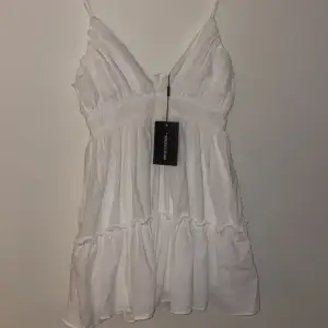 Köpt denna klänning i somras men aldrig använt då den var för liten, köpt för 500 sammanlagt, säljer för 300