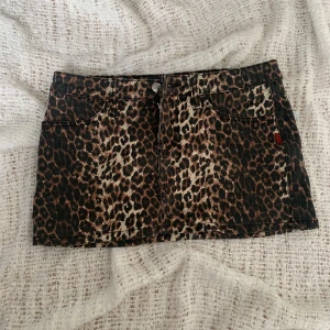 Leopard kjol - As cool leopard kjol med döskalle tryck på bakfickorna. Storlek S!
