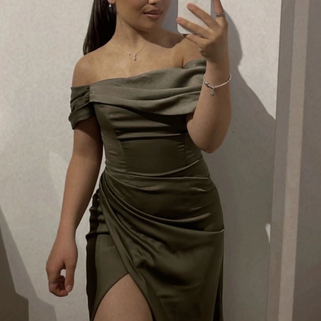 Olivgrön maxiklänning 