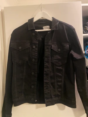 Jeans jacka - Jeans jacka som är använd en gång, annars hängt i gaderoben. Storlek S, inga fel eller skavanker, skulle nog behöva strykas endast :)