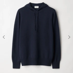 Soft goat hoodie  - Säljer en mörkblå soft goat hoodie i storlek M. Väldigt fin och har mycket att ge. Skriv vid funderingar!