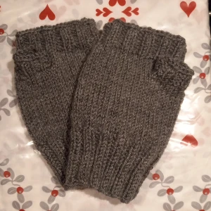 Nya grå torgvantar (för honom?) stl XL/XXL - Ett par nya, gråa torgvantar för honom. Stickade i ett garn som är varmt och skönt, men inte stickigt. Kan tvättas i 40 grader. Följ mig för nyheter!