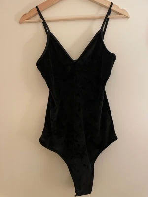 Body i sammet  - Svart body från BIKBOK i sammet.  Justerbara band. Storlek M, passar bra på S.