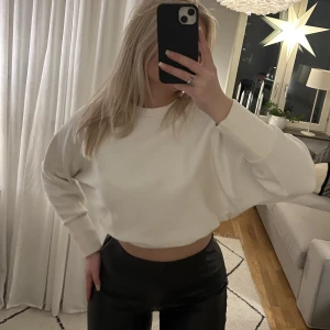 Vit tröja - Så fin vit tröja med stora ärmar från Nelly!💗