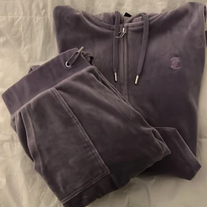 Juicy Couture set - Säljer nu mitt super sköna och fina juicy set!💗. Inga hål eller fläckar. Jag har knappt använt det och därför säljer jag det då det inte kommer till användning. Möts upp och fraktar. ( Köpare står för frakt ) 🌟