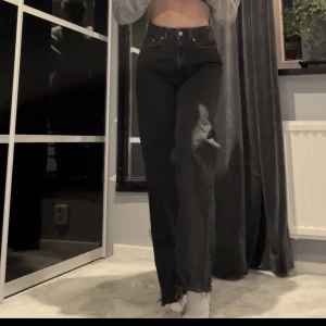 Svarta jeans från lager 157 - Svarta jeans från lager 157, säljs pga gillar ej passformen längre. Har klippt av dom i längden själv.  Stl xs (jag är 161cm lång) 