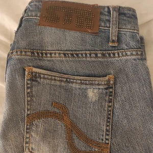 Str jeans - Low waist jeans som passar någon mellan xs-s, raka i benen och fina bakfickor🤍skulle säga att dom passar långa tjejer också🤍