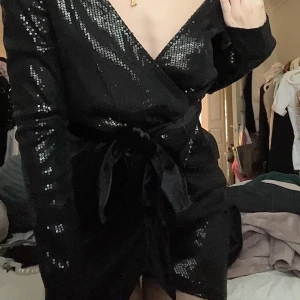 Paljett klänning - SUPERFIN paljettklänning från Nelly i strl 34 med prislappen kvar! Klänningen går omlott & framhäver kroppen!🥰 helt oanvänd❣️ jag är 171 cm lång!