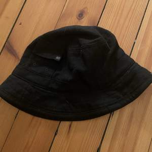 Vintage svart DKNY Winter bucket hat med ficka på utsidan. One size. Perfekt för kyligare tider.