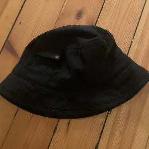 Vintage svart DKNY Winter bucket hat med ficka på utsidan. One size. Perfekt för kyligare tider.