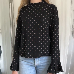 Blus - Boho-blus från Urban outfitters! Inköpt i Dublin för inte så jätte längesedan! Har tyvärr icke kommit till andvändning och således i frächt skick☺️ (köparen står för frakten 🚚)