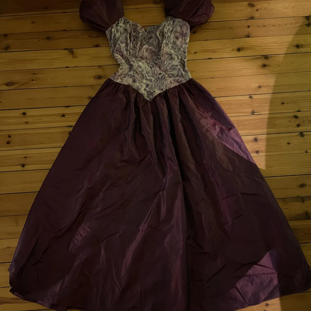 Lila klänning med broderad ”korsett” . Klänningar.