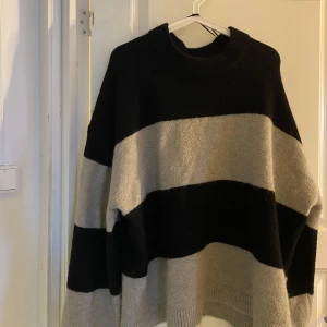 Stickad tröja från Gina  - Mysig och fin tröja från Gina i storlek XL. Den är stor i storleken, men funkar perfekt för alla. Ni kan se hur den ser ut på mig och jag brukar vanligtvis bära M/L i överdelar. 