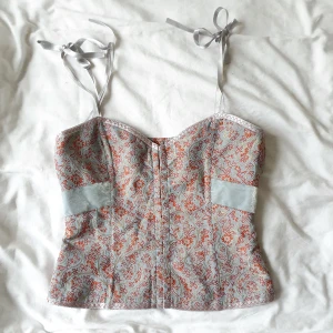 Korsettopp st 34-36 - Jag säljer nu denna fina korsettopp från HM. På lappen står det stl. 36 men jag tror även att den skulle passa bra på stl. 34. Ett armband har tidigare gått av och är nu sytt på för hand (sista bilden) annars är den i fint skick💕 