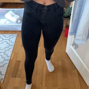 Säljer dessa Levi’s jeans Mile High super skinny pga de inte kommer till användning och är lite gråsvarta i färgen. Jag är 166 cm och de är perfekta i längden till mig.