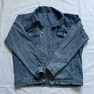 Vintage jeansjacka  - Kopt second hand på sommaren, perfekt för sommarvädret.  JAG ÄLSKAR DEN men den är för stor 😔