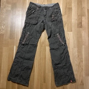 Cargobyxor  - riktigt coola carobyxor av Edc Espirit. Lite slitage vid fötterna men annars i bra skick💓 Midjemåttet är 72cm och innerbenlängden 81cm