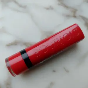 Rött läppstift som inte kommit till anvädning. Oöppnat. Ska vara den perfekta klarröda färgen. Bourjois - 08 Rubi's cute - Velvet rouge - the lipstick. Se bilderna.