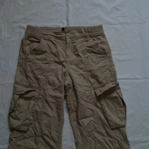 Beige Cargo byxor - h&m cargo byxor, köpta i september för 200kr men jag säljer den för 150kr.  Endast använd en gång, inte min stil längre.  perfekt för streetstyle 🥰