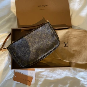Louis Vuitton pochette bag - Väska från LV i modellen pochette. Slitningar förekommer på axelremsbandet - har oljat in den därav är bandet mörkare. Guldkedja ingår!  På köparens ansvar, fråga bilder innan du klickar köp. Accepterar ej retur 