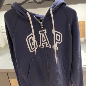 Kofta från GAP - Mörkblå kofta från GAP i storlek small. Dammig på bilden och använd med i gott skick.