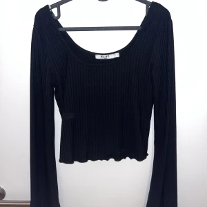 Tröja - Svart tröja från NA-KD, med stor halsringning.