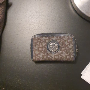 Plånbok DKNY - Plånbok med nyckelfack från DKNY, äkta, saknar löpare (men ena finns kvar och kommer med plånboken)