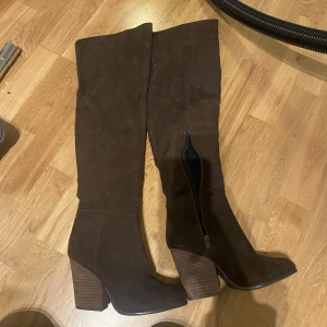 Stövlar  - Dröm stövlarna i mocka, tyvärr för små för mig😭