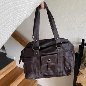 Brun Handväska  - Köpt nyligen secondhand men enbart använd någongång då jag dessvärre har FÖR många väskor!!💖💖