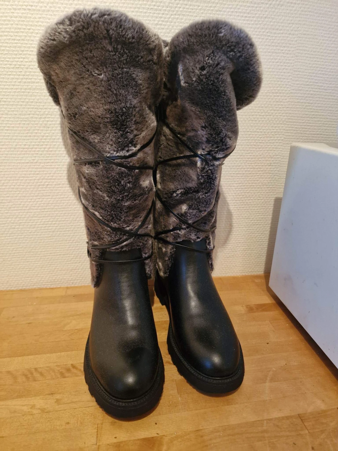 Vinterstövlar med päls.  - 91