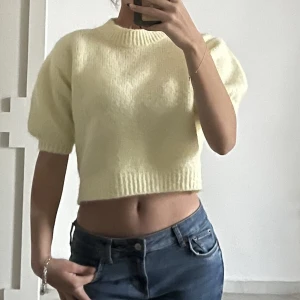 Stickad topp - Skön och fin tröja ifrån zara, ljus gul, aldrig kommit till användning.