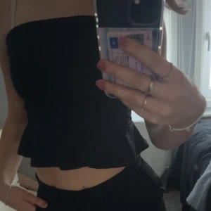 tubetop med volang  - Supersöt svart tubetop med volang! Den är från Gina, men köpt för länge sedan!  supersöt till sommaren! Bara att höra av sig vid frågor💞💞