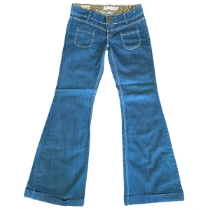 Vintage jeans - Extremt sällsynta vintage jeans! 60-tals byxor med helt perfekt bootcut och detaljer. LÄNGD GÅR ATT TA NER TOM. Mått: midja tvärs över 40, lår 25, benvidd 30, innerbenslängd 84. Rekommenderar starkt!