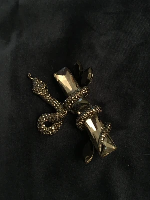 Brosch orm  - Orm med rhinestones 
