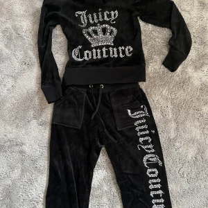 Juicy Courture - Supersnyggt sett som ska va från JC, tror dock inte att de är därifrån då storleken är väldigt liten, jag köpte dom i S men skulle passa på en XS mycket bättre. Prislappen är kvar på settet. Har ni frågor, tveka inte på att höra av er!