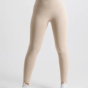 Beige Ribbed Seamless Tights - Säljer dessa populära & snygga Beige Ribbed Seamless Tights från Aim’n i storlek: S.  ( bild från Aimns hemsida då det var svårt att få fin bild på tightsen.)