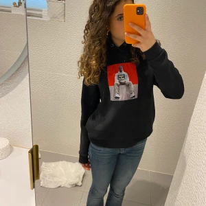 Hoodie  - Skittt snygg hoodie från bershka. Detta är från mencollection I storlek xs. På mig sitter den typ som en s-m. 