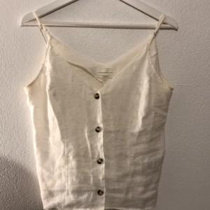 Linne  - Jättefint linne som är lite genomskinligt. Använd få gånger, men finns inga anmärkningar på den