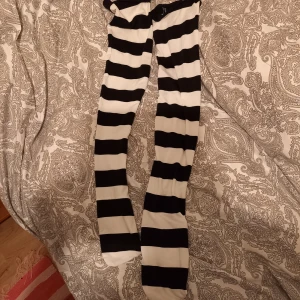 Knästrumpor och strumpbyxor  - Lolita knästrumpor med hjärtan va vita men har blivit gråa och hjärtanen är noppriga så dom kostar 10 kr, (randiga 20 kr såld)  och neonrosa strumpbyxorna 25kr