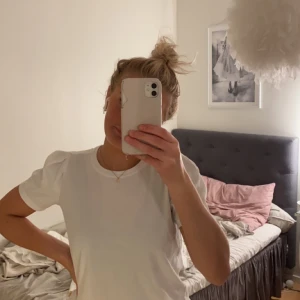 Vit t-shirt - En söt vanlig vit t-shirt med lite puffiga armar. 50 kr + frakt