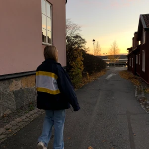 jacka - säljer min stiliga jacka. mycket fint skick men använder sällan. Vind material. passar bra som Oversized