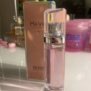 Hugo Boss parfym - Säljer denna underbara parfymen Ma vie. Parfymen är köpt i 50 ml, endast lite som använts. Köparen står för frakten. 